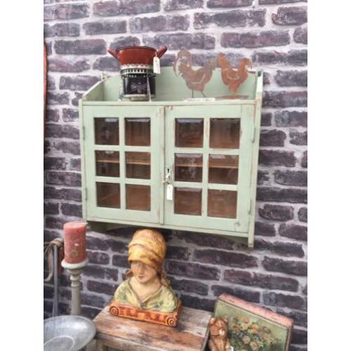 Mooi brocante, landelijk wandkastje / vitrinekastje