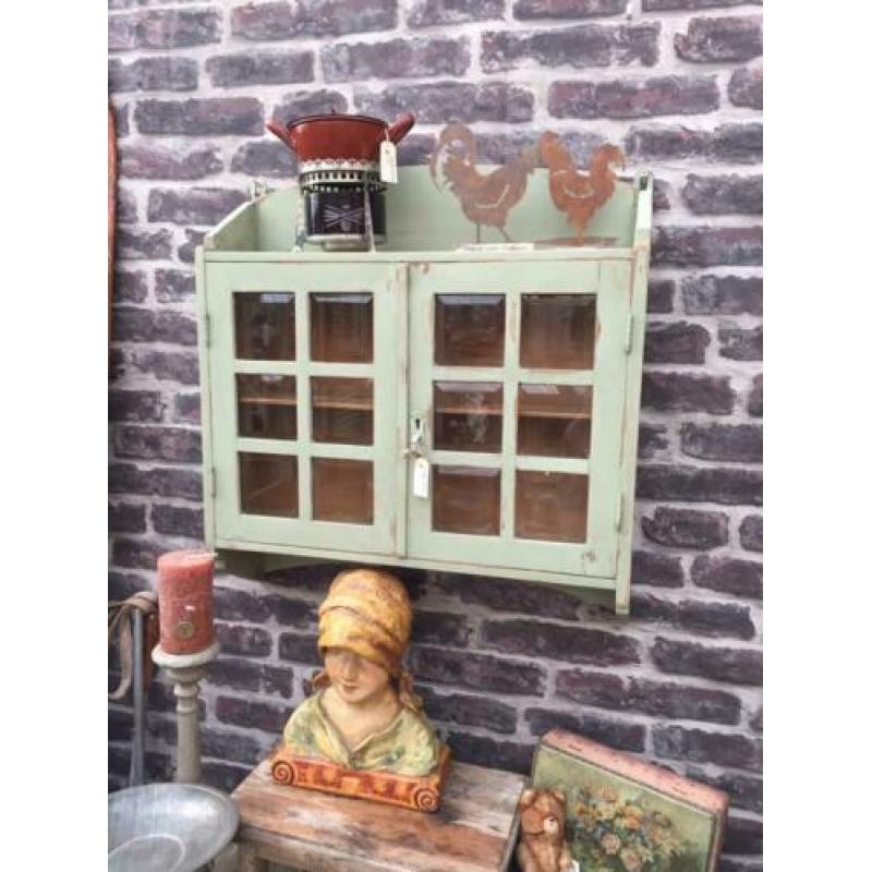 Mooi brocante, landelijk wandkastje / vitrinekastje