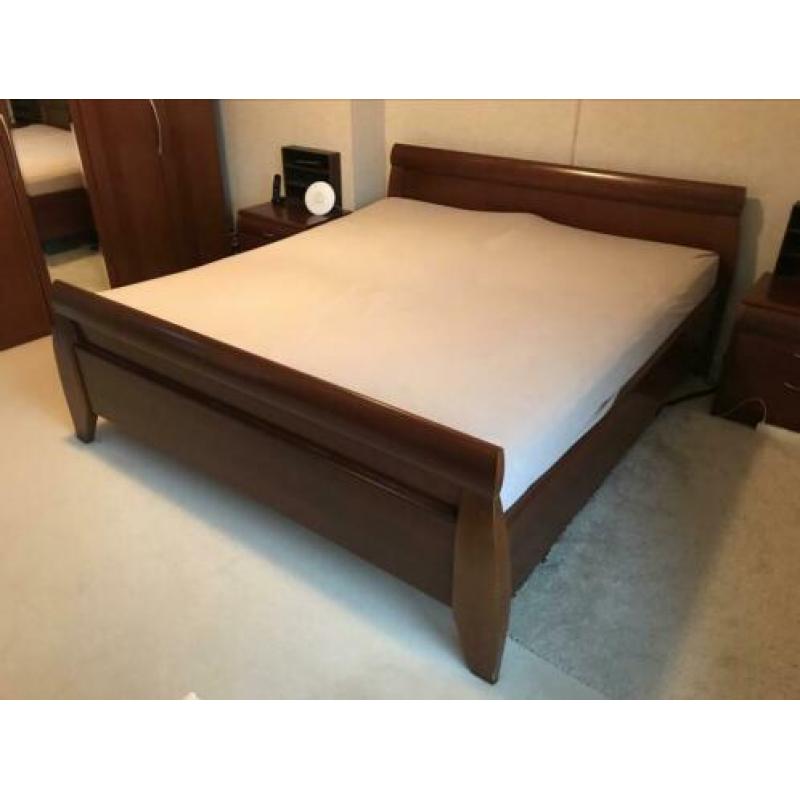 Tweepersoons bed te koop met nachtkastjes en tv-meubel
