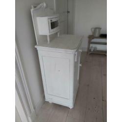 Brocant wit houten nachtkastjes