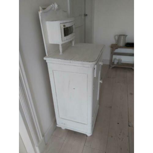 Brocant wit houten nachtkastjes