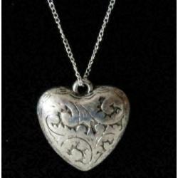 zilverkleurige ketting met bewerkt hart 40 mm