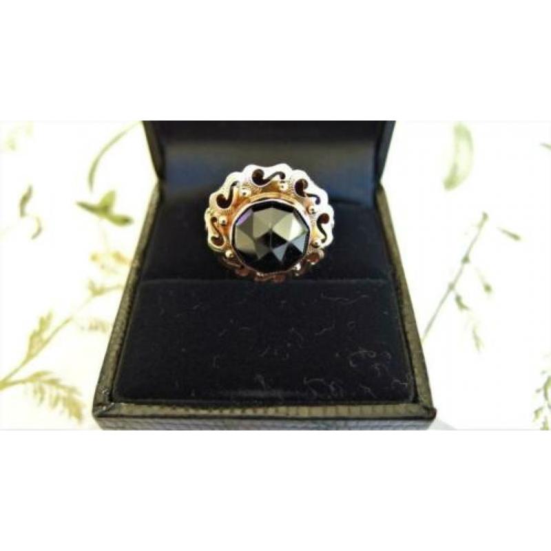 Damesring in 14K goud, antiek/retro, met fraaie Granaat