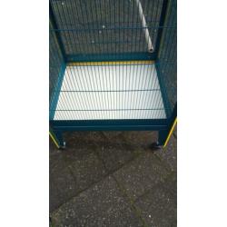 Vogelkooi zo goed als nieuw zit in doos. Merk Ferplast.