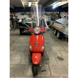 Vespa LX Rood