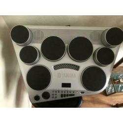 Drumcomputer op standaard en kruk (dus drie delig !!)