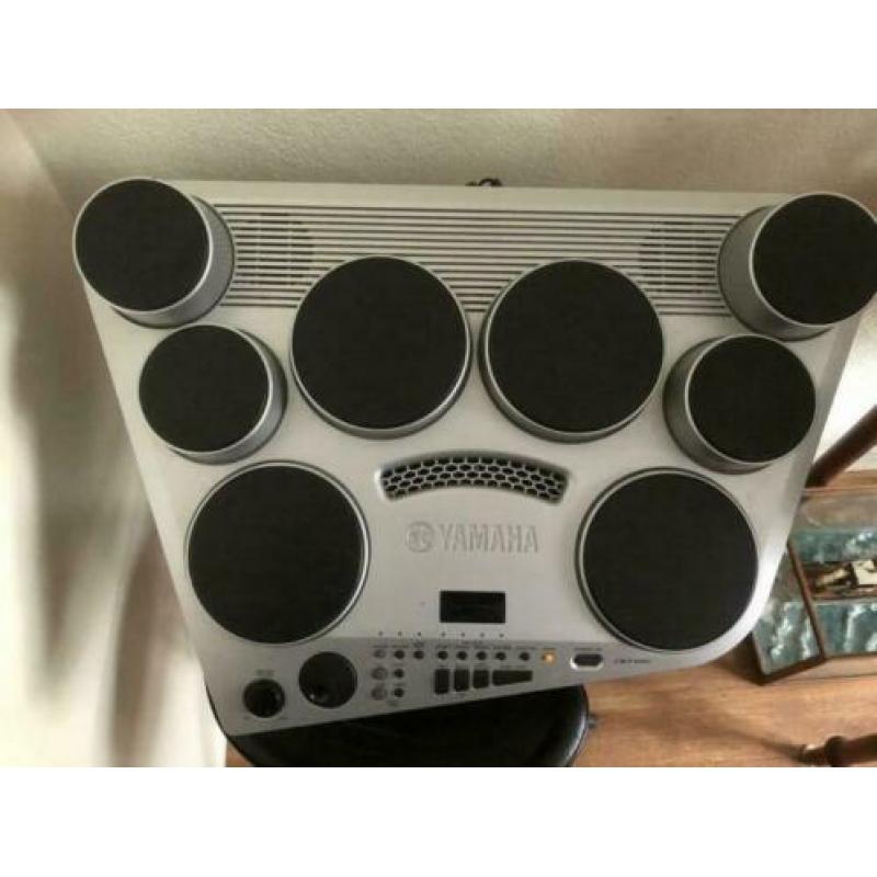 Drumcomputer op standaard en kruk (dus drie delig !!)