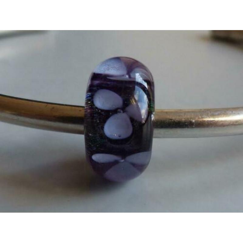 Lila bloemetjes, past ook op TROLLBEADS