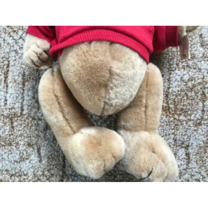 Knuffel beer bruin met rode trui, 32 cm