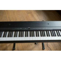 Piano met transportkist , onderstel en kruk