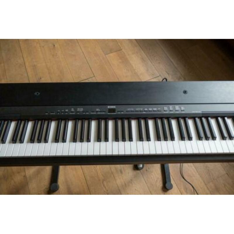 Piano met transportkist , onderstel en kruk