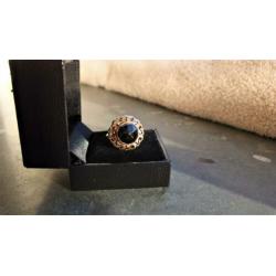 Damesring in 14K goud, antiek/retro, met fraaie Granaat