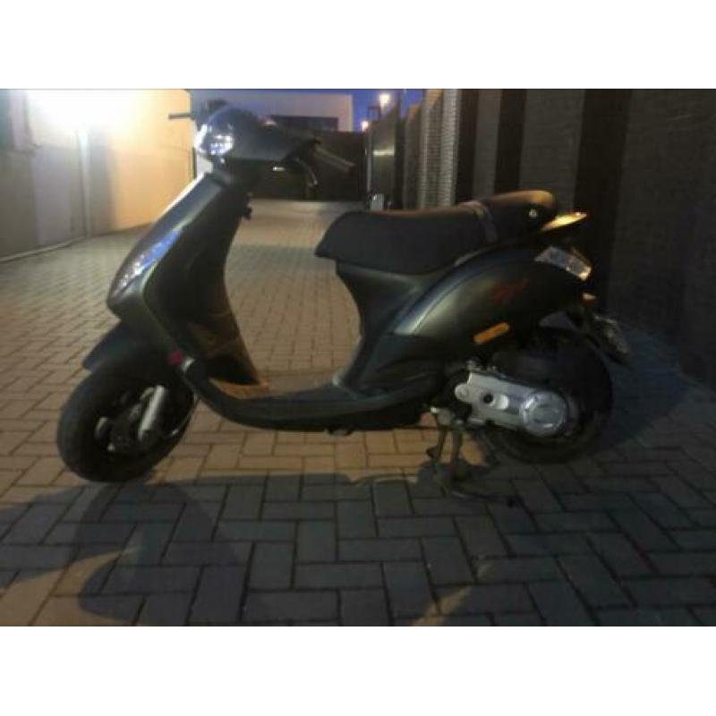 Piaggio Zip brom gele plaat met iget blok sp
