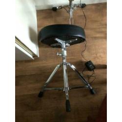 Drumcomputer op standaard en kruk (dus drie delig !!)