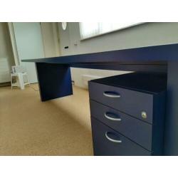 Groot modern bureau met ladekastje