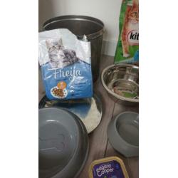 kattenspullen brokjes, bakjes , halsbandjes etc