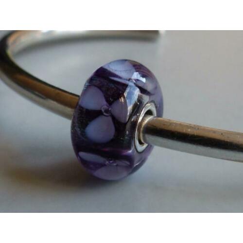 Lila bloemetjes, past ook op TROLLBEADS