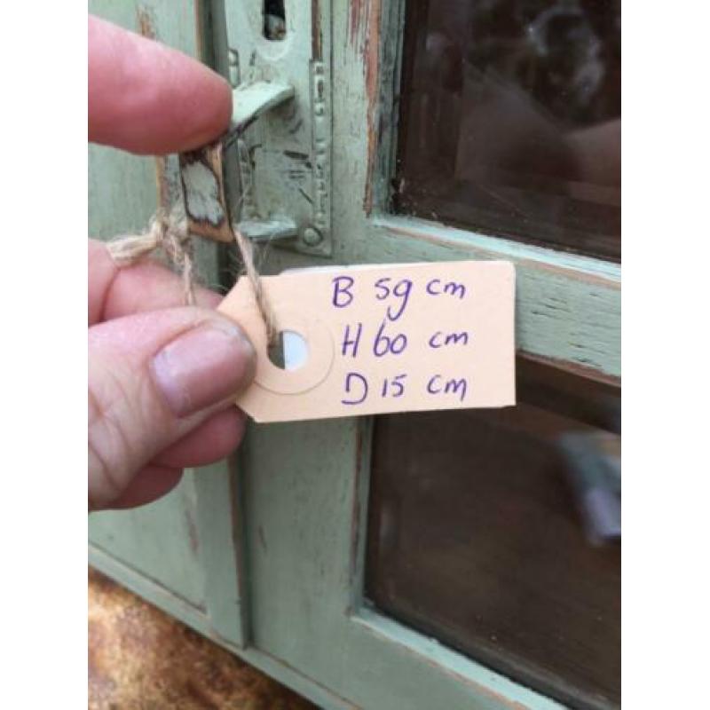 Mooi brocante, landelijk wandkastje / vitrinekastje