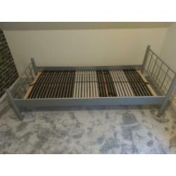 Mooi bed/ledikant + IKEA lattenbodem te koop