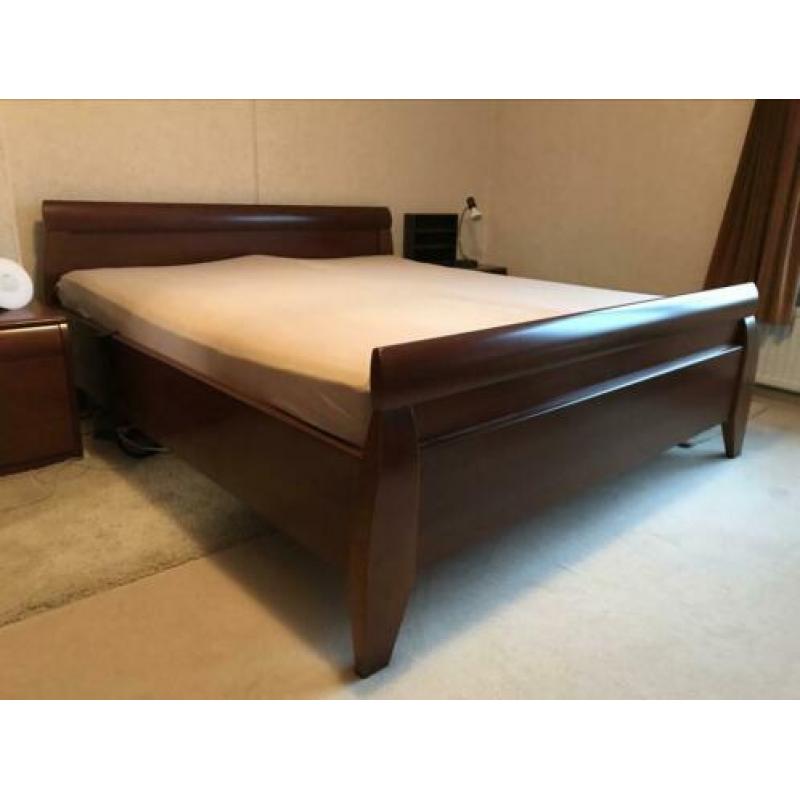 Tweepersoons bed te koop met nachtkastjes en tv-meubel