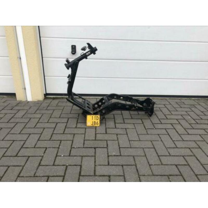 Piaggio zip sp h2o frame MET KENTEKEN brom te koop