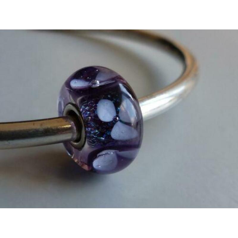 Lila bloemetjes, past ook op TROLLBEADS