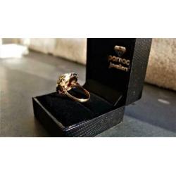 Damesring in 14K goud, antiek/retro, met fraaie Granaat