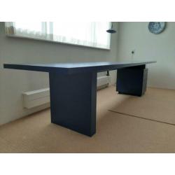 Groot modern bureau met ladekastje