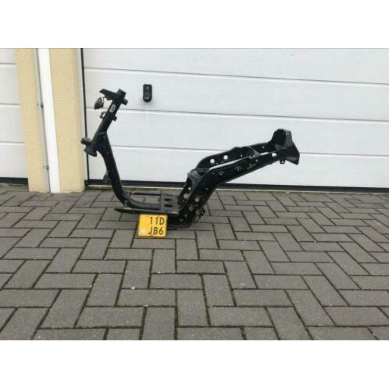 Piaggio zip sp h2o frame MET KENTEKEN brom te koop