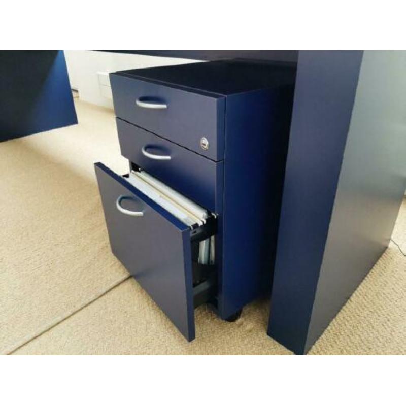 Groot modern bureau met ladekastje