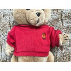 Knuffel beer bruin met rode trui, 32 cm