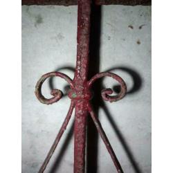 Oude brocante gesmeed ijzer tuinhek hekwerk rooster rood hek