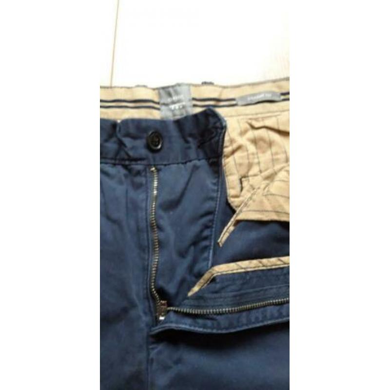 Twee broeken maat 34/30 merk Gap Khakis classics
