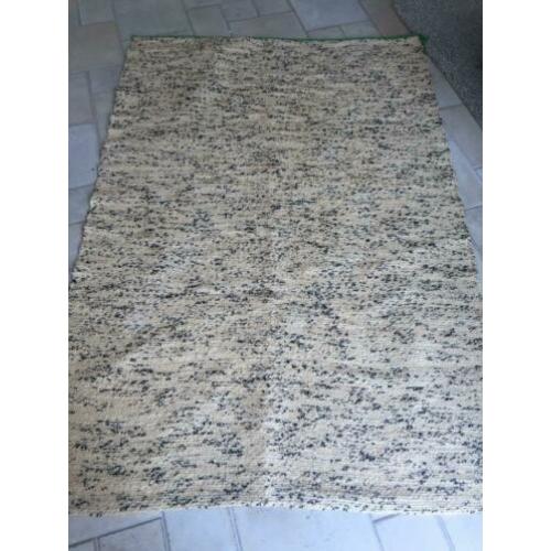 vloerkleed 2 meter bij 132 cm, zacht geel , groene rand