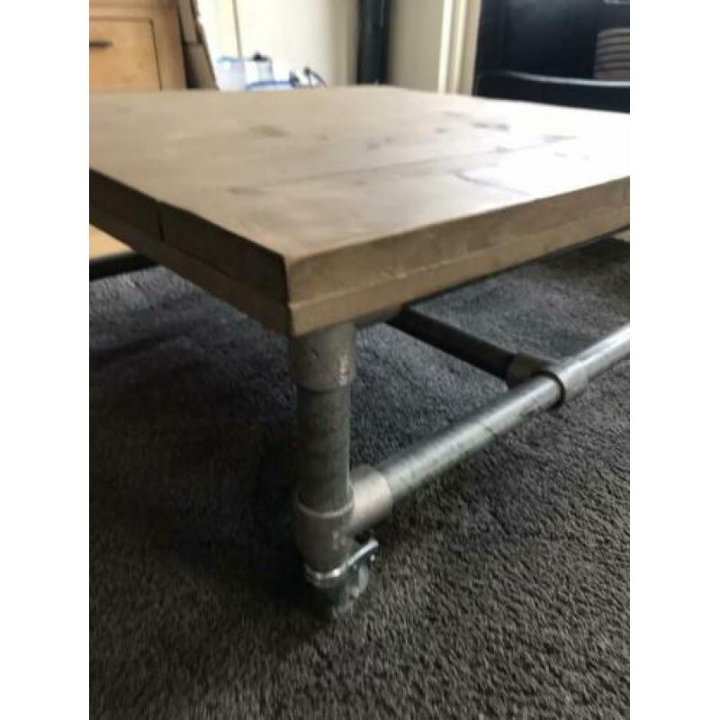 Salontafel steigerhout en buizen op wielen