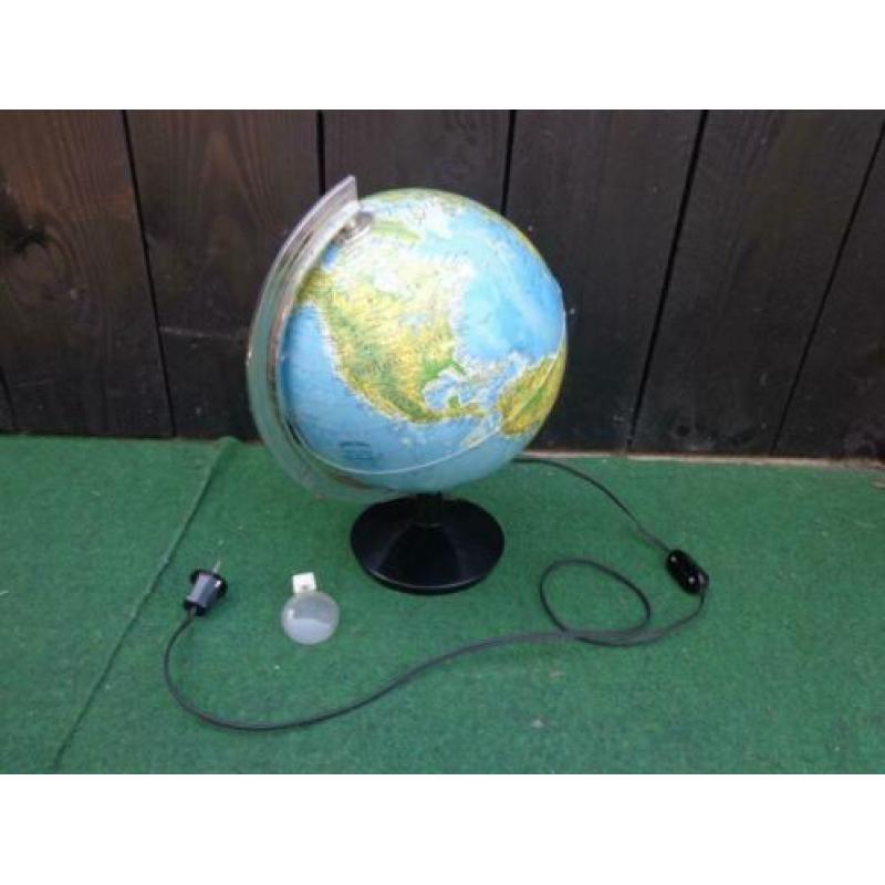 Vintage wereldbol / globe, Schaal 1:51.025.000,made in Italy