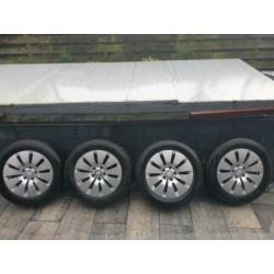 Setje orgineel mercedes 16 inch Mercedes met?winterbanden?