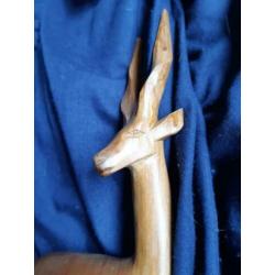 retro vintage houten hert, gazelle. liggend hertje