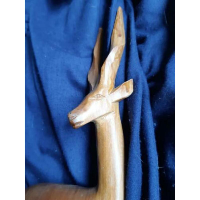 retro vintage houten hert, gazelle. liggend hertje