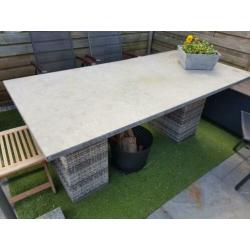 Mooie tuintafel , Chinees natuursteen, wicker poten, zwaar
