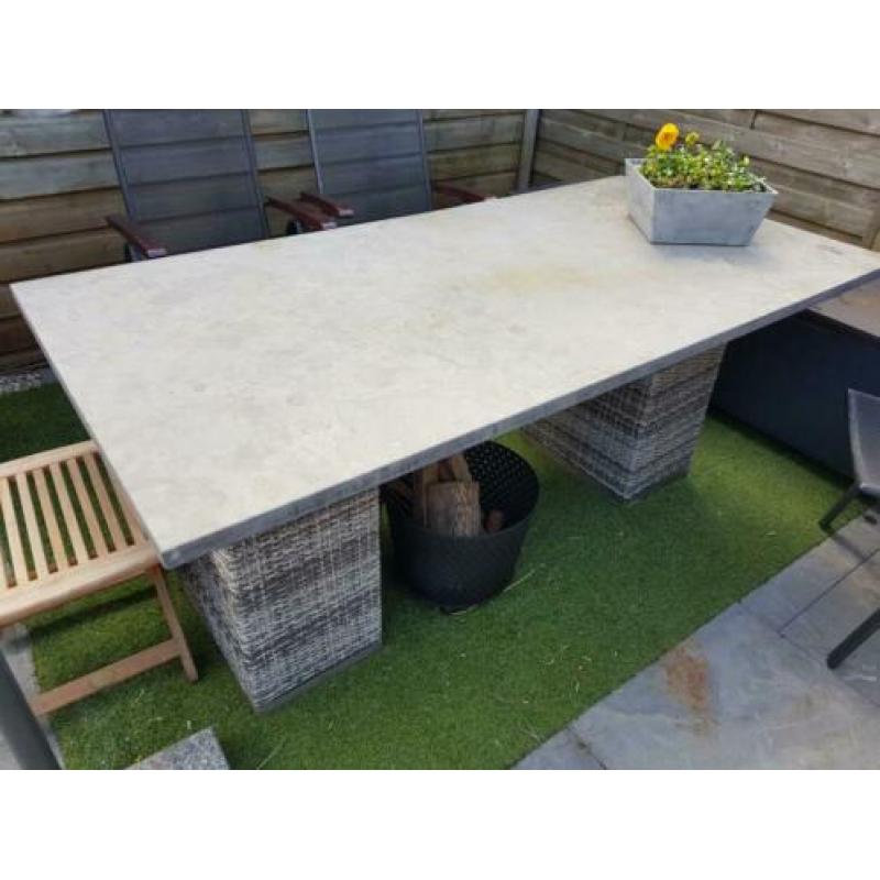 Mooie tuintafel , Chinees natuursteen, wicker poten, zwaar