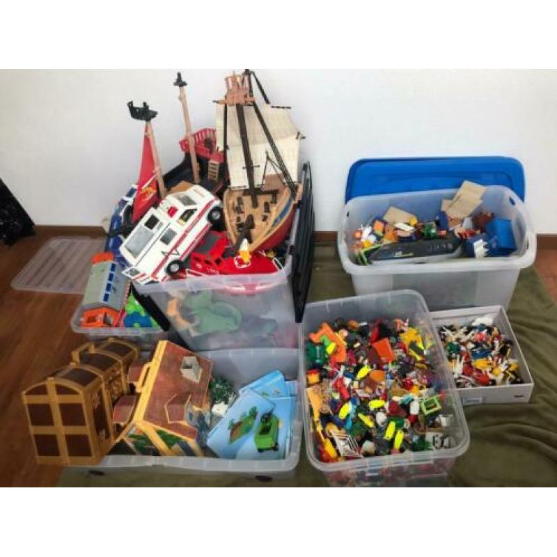Grote partij playmobil met diverse sets.