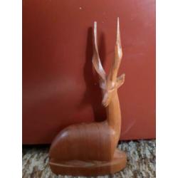 retro vintage houten hert, gazelle. liggend hertje