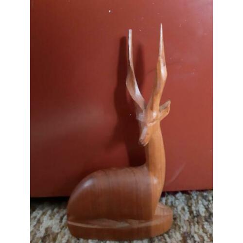 retro vintage houten hert, gazelle. liggend hertje