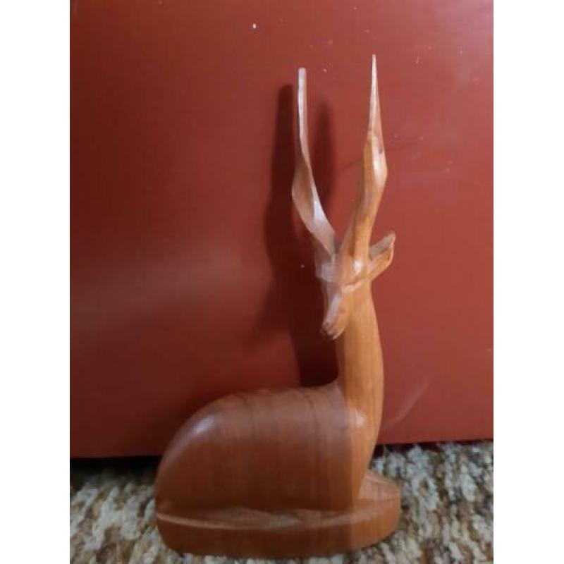 retro vintage houten hert, gazelle. liggend hertje