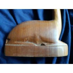 retro vintage houten hert, gazelle. liggend hertje