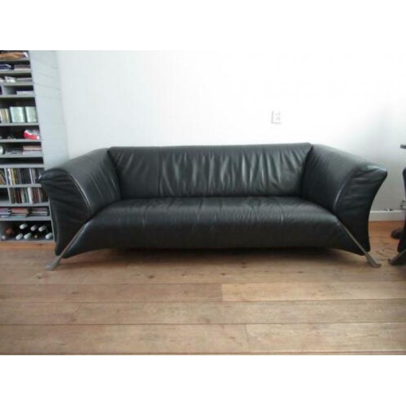 3-zits Rolf Benz type 322, zwart leer, twee stuks