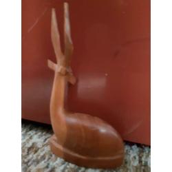 retro vintage houten hert, gazelle. liggend hertje