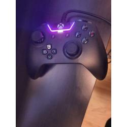 Xbox one X 1TB te koop met Razer Wolverine controller