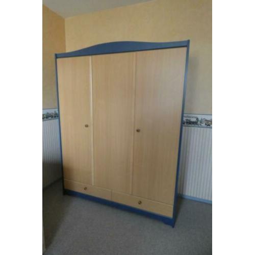slaapkamer: kledingkast en nachtkastje